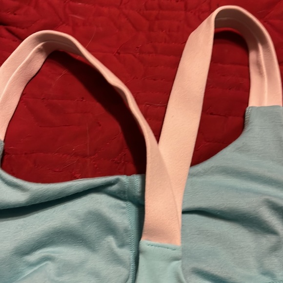 Lululemon top with bra. LN condition - Picture 7 of 9